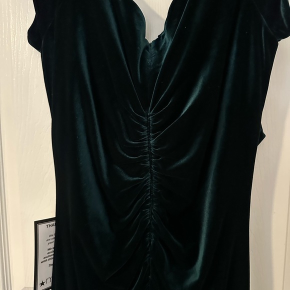 NWT Xscape Womens Velvet Off-The-Shoulder Ball Gown in Hunter Green - Picture 7 of 7